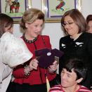 The Queen and the First Lady viewed samples of handicrafts made at Saray Care and Rehabilitation Centre. (Photo: Lise Åserud, NTB scanpix)